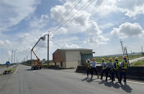 復旧に励む台湾電力作業員に感謝  匿名の市民が飲食代支払う  ドリンク店でもサービス
