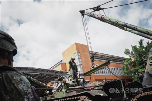 定例軍事演習 桃園市の高校内で戦車修理訓練 専門家、戦場での修理重要性強調／台湾