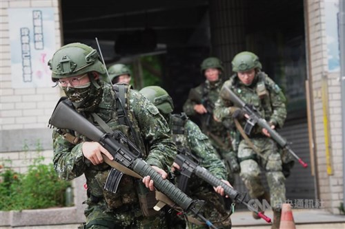国軍、10日間の定例軍事演習終える  顧部長が高い士気を評価／台湾