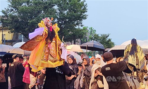 大阪で台湾の人形劇「布袋戯」上演 ワンピースのせりふも取り入れ