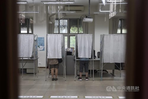 立法委員7人のリコール投票始まる 原発再稼働巡る国民投票も実施/台湾