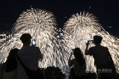 台北の花火に14万人超　旧暦七夕に合わせ「愛」がテーマ　／台湾