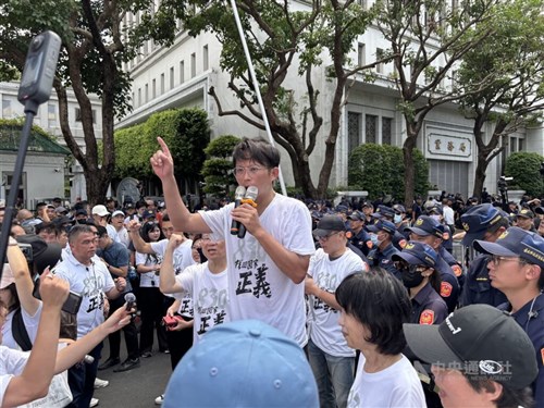 民衆党開催のデモで警察官8人が負傷　内政部、公務執行妨害などで送検へ／台湾