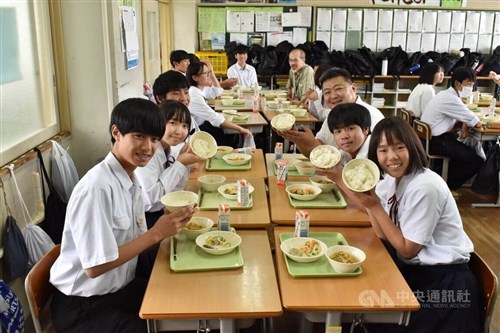 山口の中学生、台湾米に「ホージャー」＝台湾語でおいしい　民間団体が贈呈