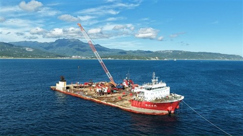 台湾北部で昨年10月に座礁の中国貨物船  韓国にえい航、解体へ