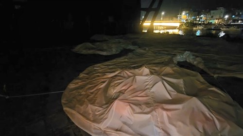 基隆で展示中の巨大バルーン、突然パンクしぺちゃんこに　ネットユーザー「衝撃的すぎる」