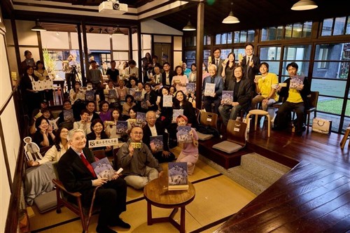 日本時代建設の旧宿舎の記憶を絵本に　元居住者の「湾生」男性が再訪／台湾