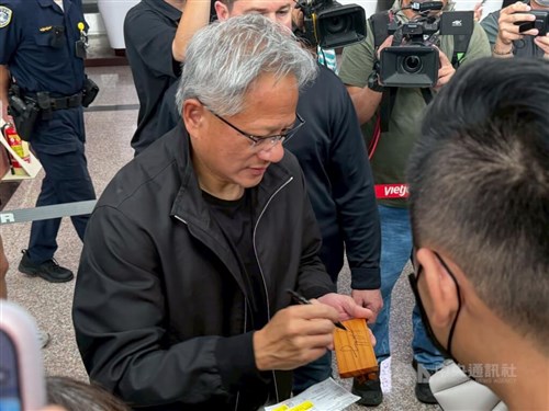 エヌビディア・フアンCEO、台南に到着　TSMCの3ナノ生産ラインを視察／台湾