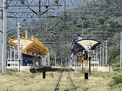 台東・太麻里駅が一新、ウコンカンゾウ型のホームの屋根　結婚写真のスポットに