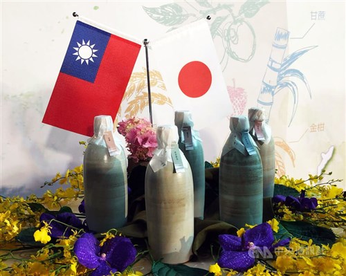 笠間焼の酒瓶に台湾の農村で造った酒　数量限定で　農産加工品に付加価値を＝農業部次長