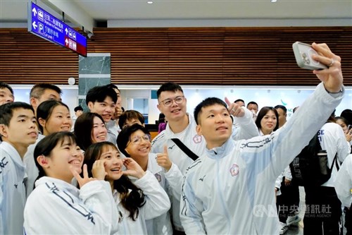 東京デフリンピック　台湾代表団が出発　李洋運動部長がエール