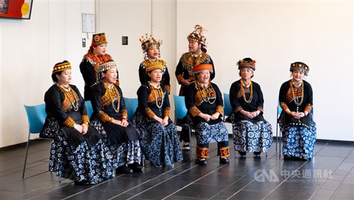 パイワン族のグループ、パリの大学で民謡を披露　20年かけて受け継ぐ