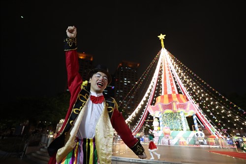 【写真特集】恒例のクリスマスイベントが開幕　鮮やかな光とサーカス、新北・板橋の夜彩る