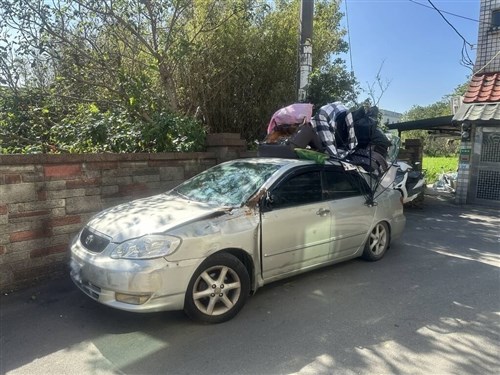 まるで「動く城」の過積載自動車　桃園市警、条例違反で処理／台湾