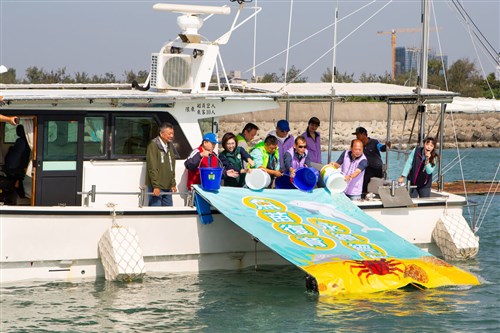 南部・台南市の海に稚魚放流　漁師とカキ養殖業者が共に2万5000匹