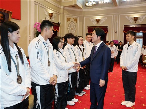 頼総統、帰国した東京デフリンピック代表団と面会　「台湾の誇り」