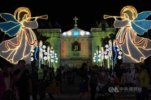 屏東「万金聖母聖殿」ライトアップ　クリスマス雰囲気が濃厚　台湾最初のカトリック教会