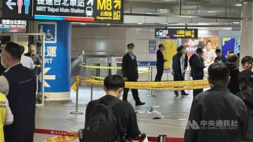 台北駅で何者かが発煙弾投てき　1人が意識不明／台湾