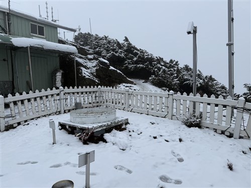 玉山北峰、今季2度目の雪　一面の雪景色に／台湾