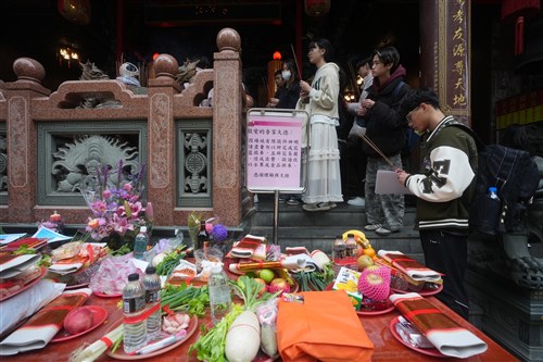 台北市の宗教施設「文昌宮」、合格祈願でにぎわう 大学入試を控え