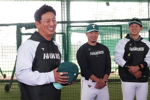 元楽天監督の平石氏、台鋼ホークスの春季キャンプで臨時コーチ