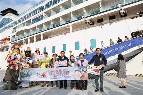 クルーズ船「三井オーシャンフジ」台南に初寄港　黄市長が出迎え／台湾