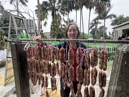 旧正月前のおなじみの風景　眷村でソーセージの天日干し　おせちの下ごしらえ／台湾・雲林