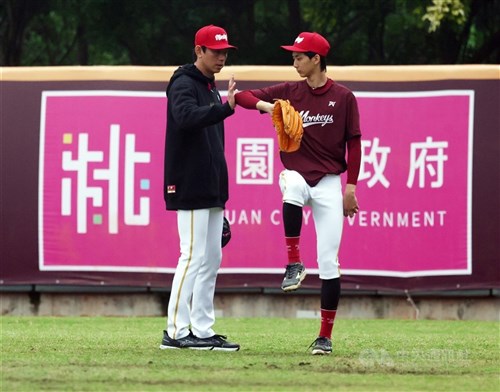 台日の「楽天」が交流深化　モンキーズの投手ら、イーグルスのキャンプに参加／台湾