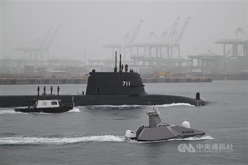 国産潜水艦「海鯤」、潜航試験は「数十メートルの水深に到達」／台湾
