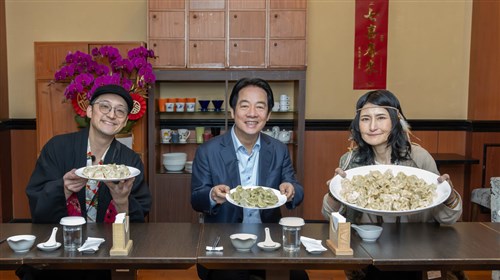 頼清徳総統、アンジェラ佐藤さんと共演　水餃子食べながら「友好」語る／台湾