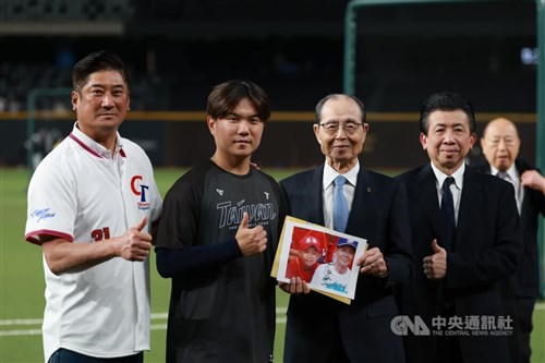 王貞治さん、WBC台湾代表を激励　「日本と一緒に米国へ」　日台野球交流試合