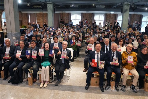 作家の陳耀昌さん逝去から100日　遺作刊行　文化部長、映像化に期待寄せる／台湾