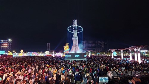 台湾ランタンフェス、南部・嘉義県で開幕　阿里山から着想のメイン作品、荘厳に