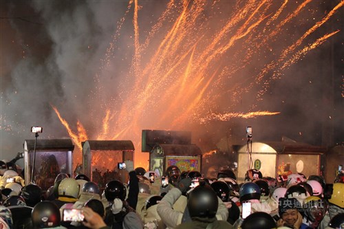 「ロケット花火祭り」火の粉無数に　熱狂から一夜、残骸など22.5トン回収／台湾