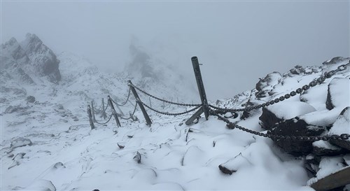 台湾最高峰・玉山で積雪10センチ