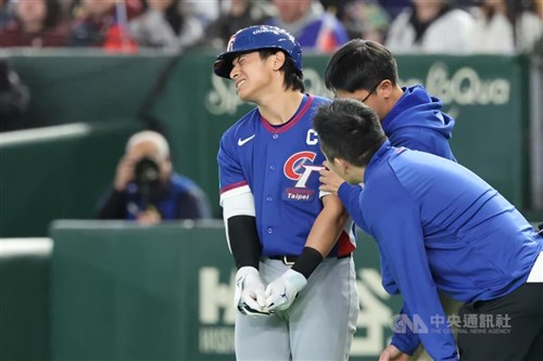 台湾主将の陳傑憲外野手、左手人さし指の骨にひび　WBCオーストラリア戦で死球