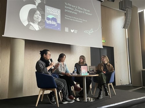 白色テロ被害者の生涯を描いた台湾漫画、リトアニアで出版　原作者と作画担当が座談会