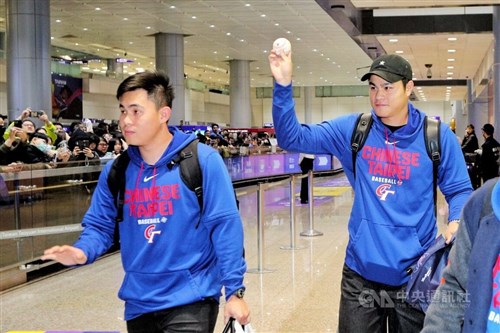 WBC台湾代表が帰国　深夜の空港にファン300人超