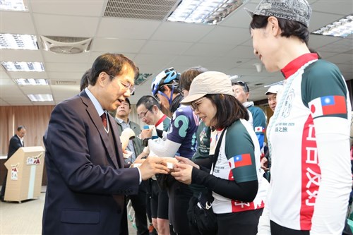 自転車で台湾一周　日本人有志一行が台南に到着　市長からグルメで歓迎受ける