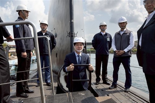 頼清徳総統、台湾初の国産潜水艦「海鯤」を視察　内部を初公開