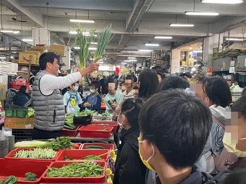 青果市場が学習の場に　新竹市の小学生ら、ネギとニンニク見分け　食品ロス削減など狙い