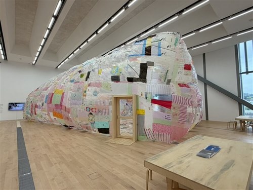 宙に浮く大型インスタレーション、来場者と共に制作　北部の美術館で国際特別展