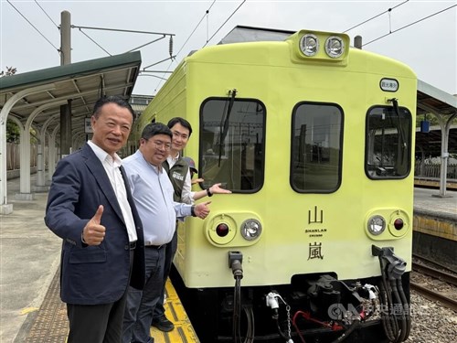 台湾鉄道の観光列車「山嵐号」　新たな区間で運行開始　翁嘉義県長が乗客歓迎