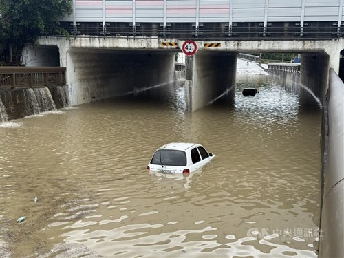 台湾で大雨　線路や道路が冠水する被害