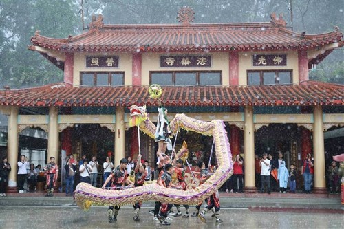 寺院文化を紹介する芸術祭り開幕　雨の中、多くの来場者でにぎわう／台湾・南投