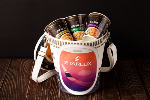 スターラックス航空、日清食品とコラボ　「巨大カップ麺バッグ」発売