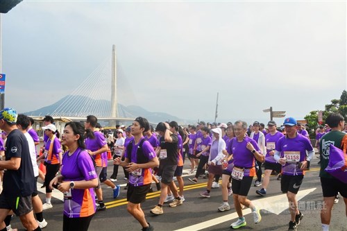新北市の淡江大橋でランイベント　来月の開通に向け機運醸成／台湾