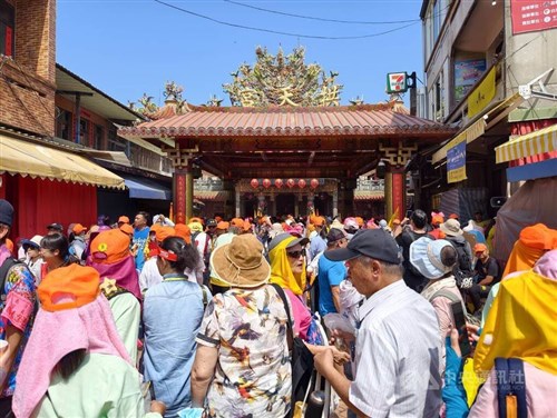 白沙屯の媽祖、8日間の巡行終え拱天宮に戻る　数万人の信者が道埋め尽くす／台湾