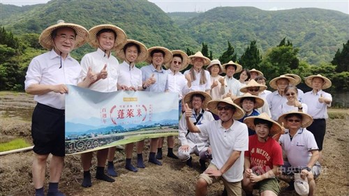 「蓬莱米」命名から100年　日本人技師のひ孫、台湾の農業専門家と記念の田植え