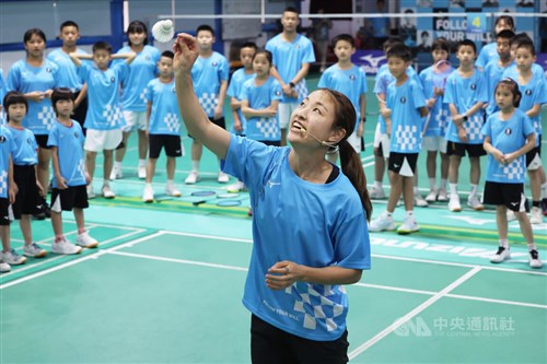 バドミントン・奥原希望さん、台湾で講習会　小学生と触れ合う